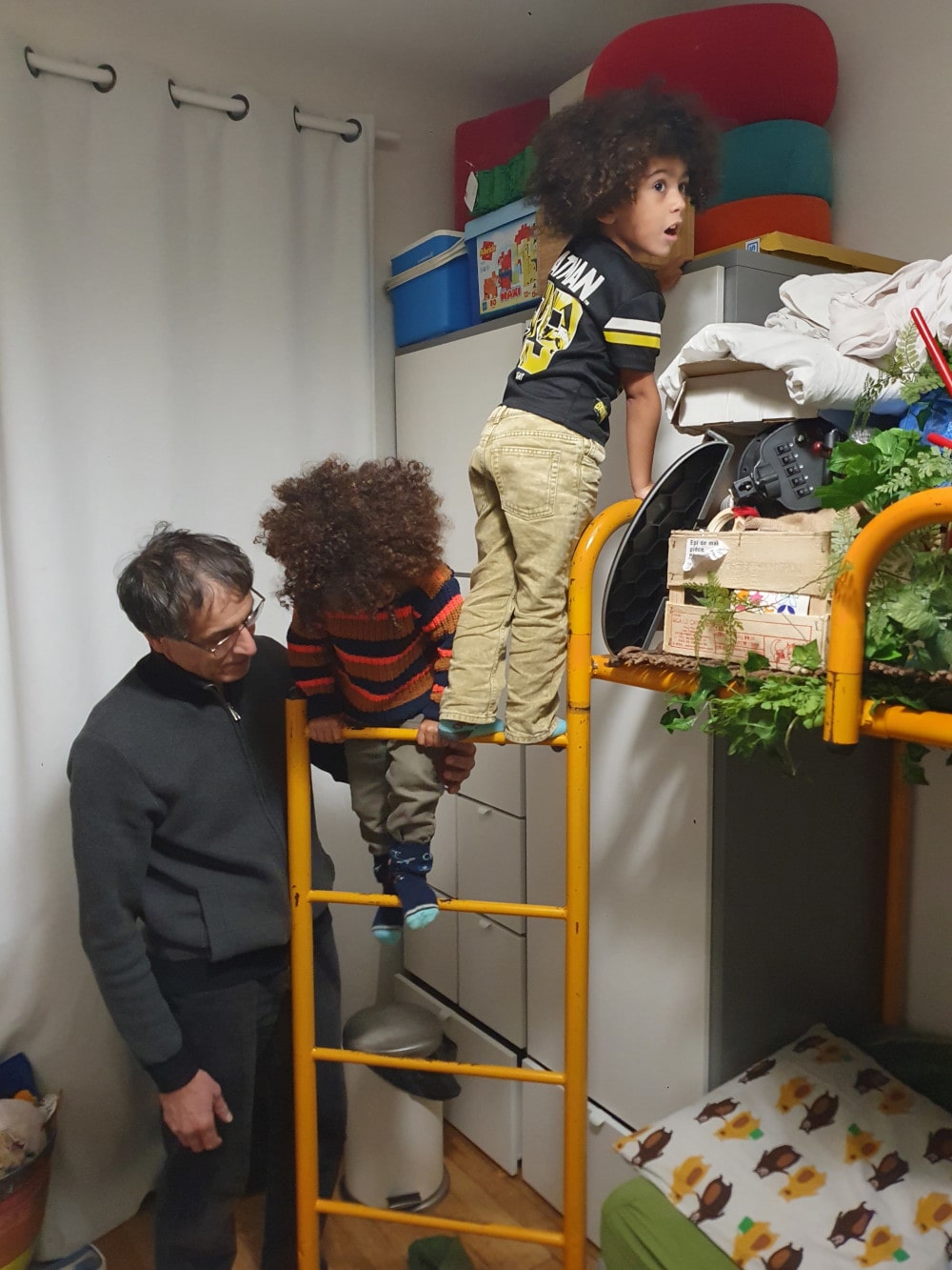 Jean-François sécurise les enfants qui grimpent sur l'échelle